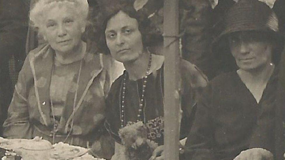 Торжественное открытие Панармониона, Эттинген, Штайнмейер, 1924 год: Хуршедбен появляется слева в центре в темном платье. Справа - Ева Палмер Сикелианос (в белом платье)