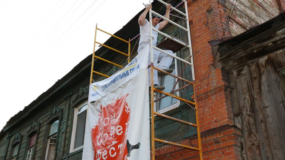 Активист благотворительного проекта "Том Сойер фест" Александр Ермишин во время ремонта дома