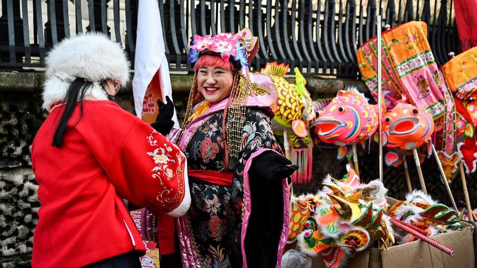 London welcomes Year of the Rabbit at Lunar New Year - BBC News