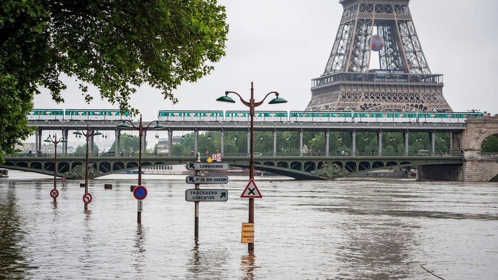 A flooded Seine river flows under the Bir-Hakeim bridge near the Eiffel Tower in Paris, France, 3 June 2016
