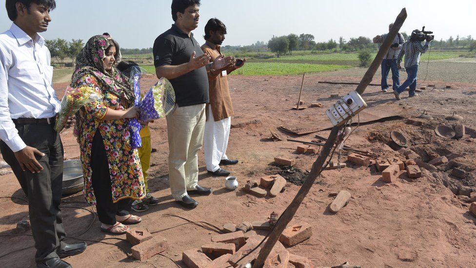 Pakistan relatives pray at the site of the murder of a Christian couple at a brick kiln in Kot Radha Kishan, some 60 kilometres (40 miles) southwest of Lahore, 5 November 2014