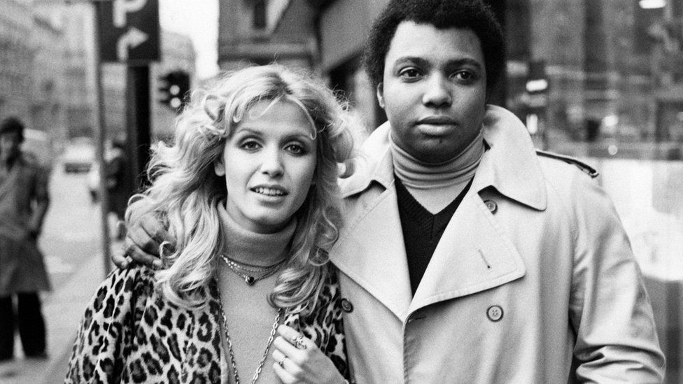 Wess Johnson and Dori Ghezzi walking the streets of Milan in 1975