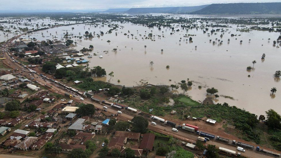 Floods in Nigeria force many to leave homes - BBC Newsround