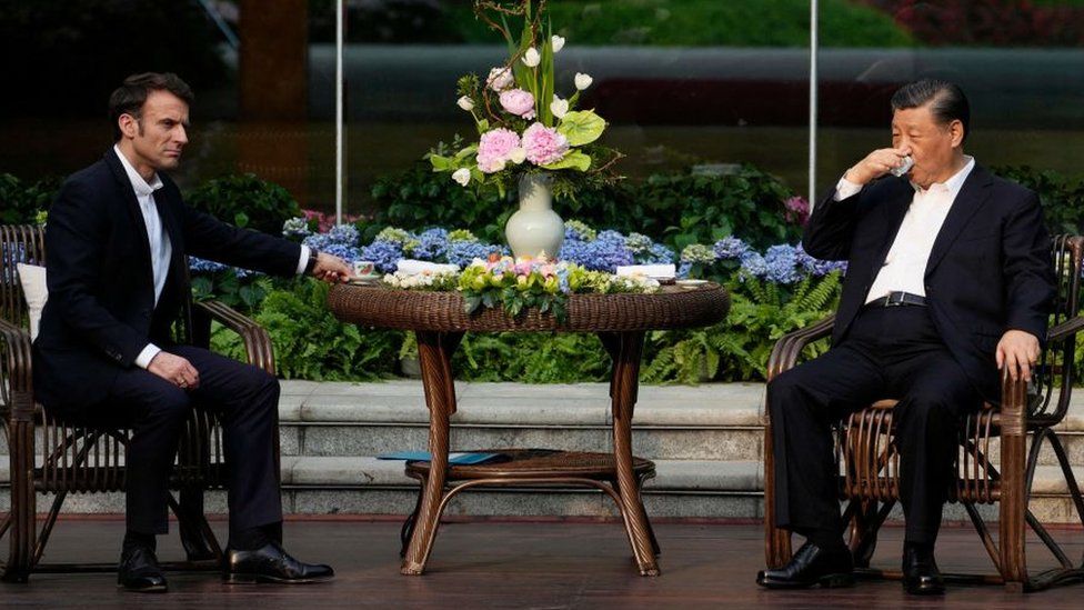 Президент Китая Си Цзиньпин (справа) и президент Франции Эммануэль Макрон на чайной церемонии в резиденции губернатора провинции Гуандун в Гуанчжоу 7 апреля 2023 г.
