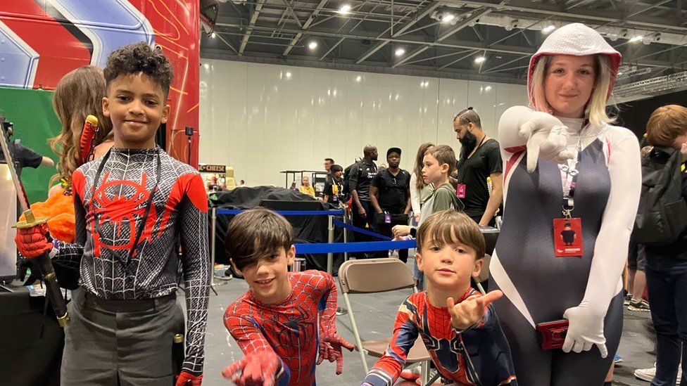 Niños disfrazados de Spider-Man y Spider-Woman en la MCM Comic Con de Londres (Oliver, Jacob, Samuel, Cleo)
