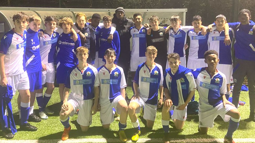 Usain Bolt with the under-15s team of Blackburn Rovers