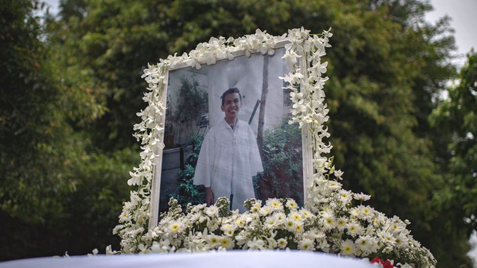 Фотография 17-летнего Киана Делоса Сантоса на катафалке во время его похорон 26 августа 2017 г.