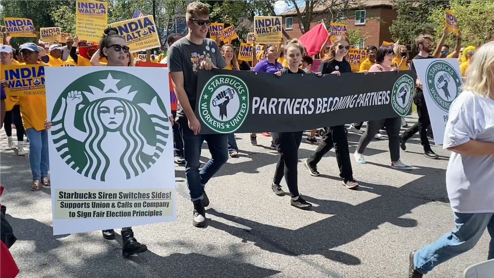 Участники кампании Starbucks Workers United