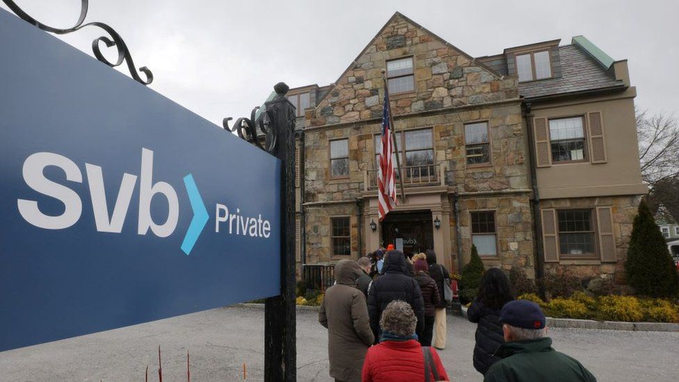 customers wait outside Silicon Valley Bank