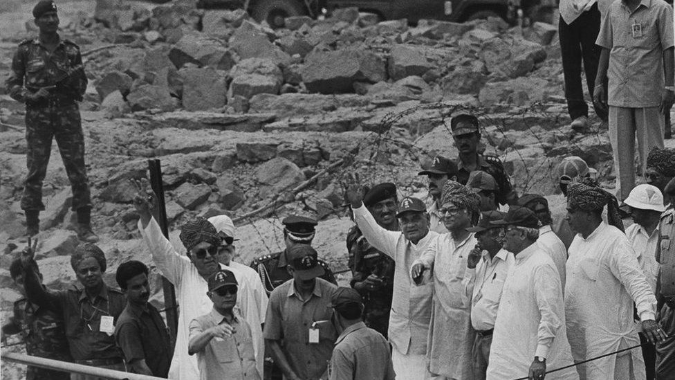 India ministers and scientists celebrate Pokhran test in 1998