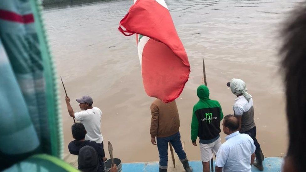 На этом снимке, сделанном с лодки, видны некоторые протестующие