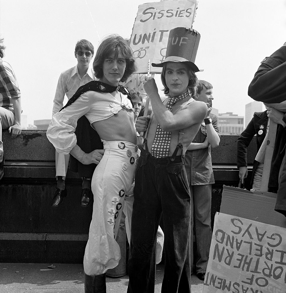 Люди на прайде в 1976 году
