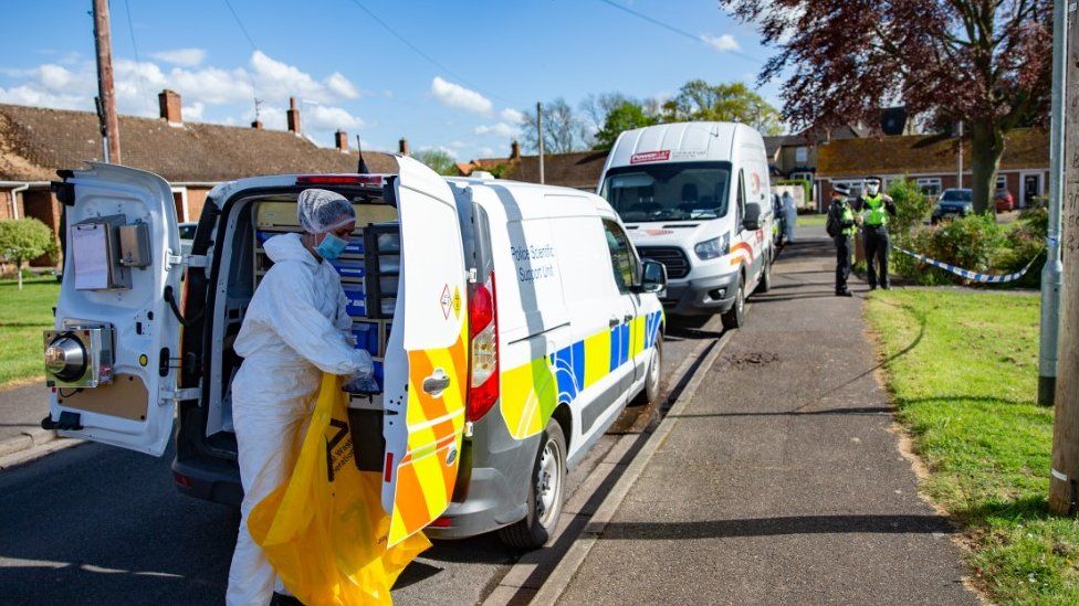 Officers and vehicles in Oak Tree Close