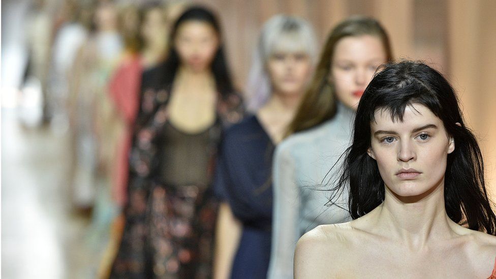 Отдых у бассейна изображения Отдых у бассейна изоражения