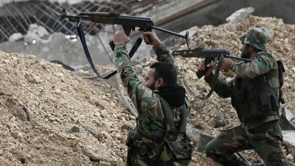 Syrian government troops fire their weapons during a battle with rebel fighters in eastern Aleppo. Photo: 5 December 2016