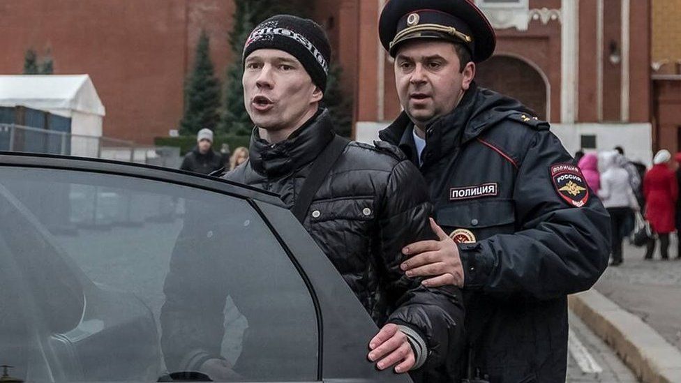 Ildar Dadin being escorted by official (file pic by Alexander Baroshin)