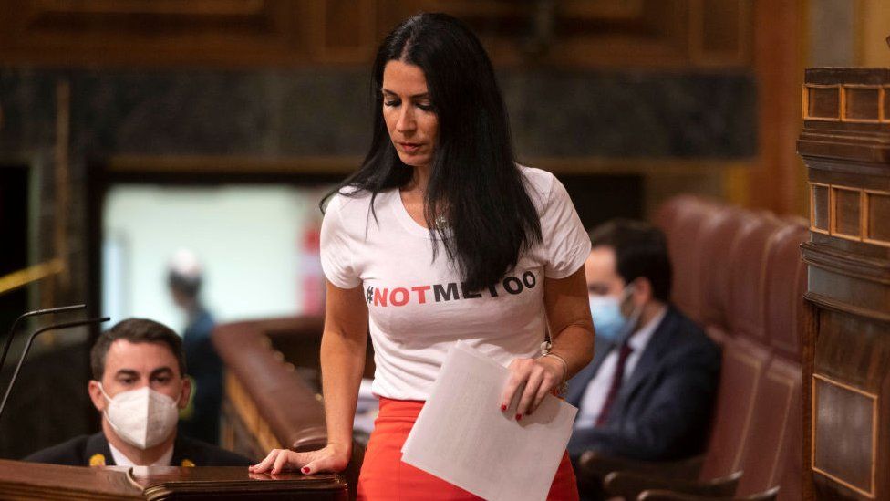 Крайне правый член парламента от Vox Карла Тоскано утверждает, что женщины могут использовать новый закон против невиновного мужчины