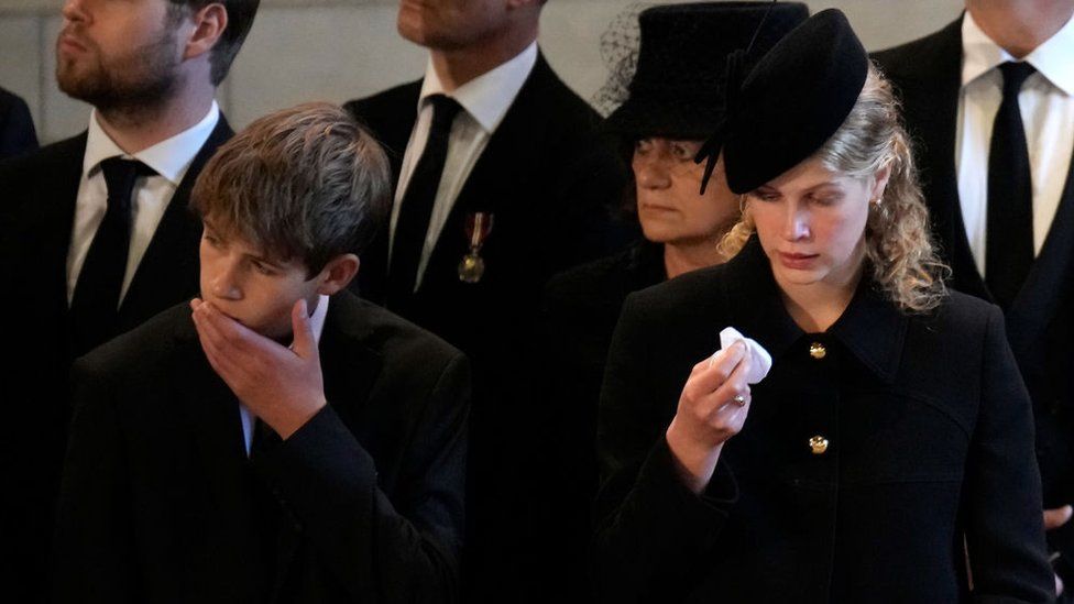 Джеймс, виконт Северн и леди Луиза Виндзор отдают дань уважения в Вестминстерском дворце после шествия в память королевы Елизаветы II