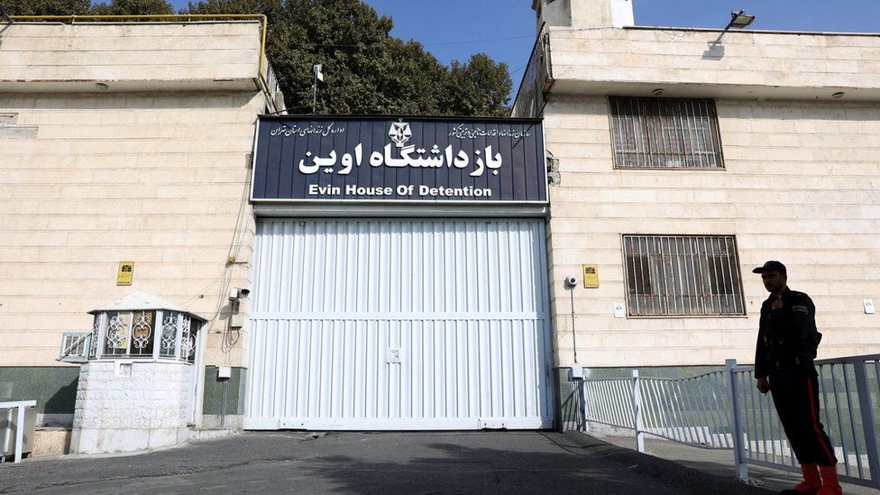 Вход в тюрьму Эвин в Тегеране, Иран (7 октября 2022 г.)