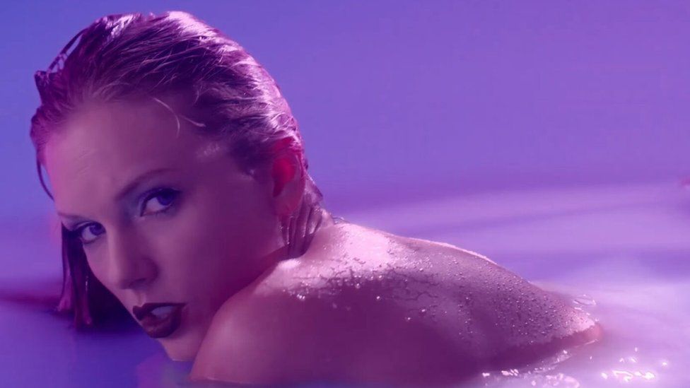 128437293 taylor swift lavender haze official music video 2 2 screenshot e1674803542192