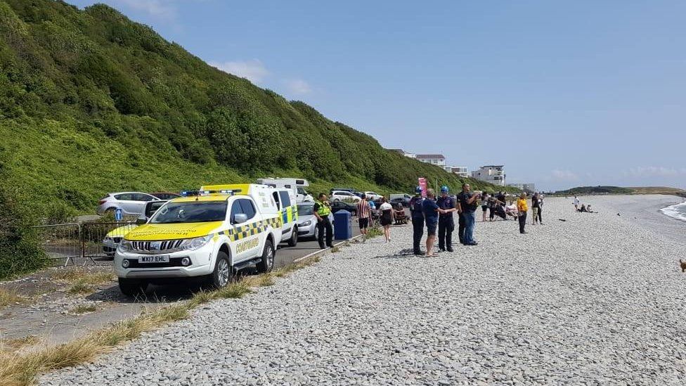 Stuck driver rescued from Cold Knap beach pebbles in Barry - BBC News