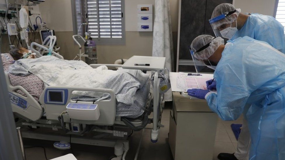 Medics treat a patient in intensive care at Ziv Hospital, in the northern city of Zefat, Israel (12 August 2021)
