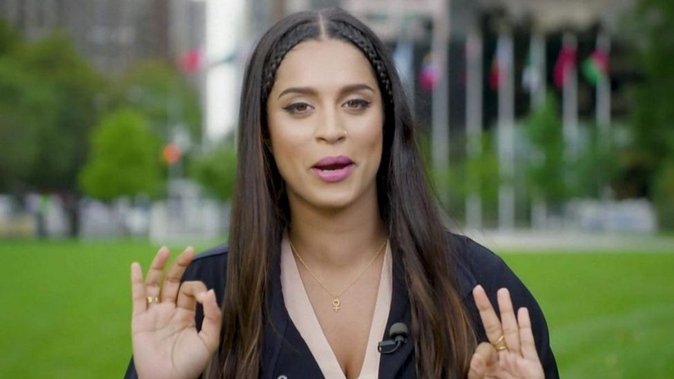 Comedian Lilly Singh apologises for turban joke BBC News(01)