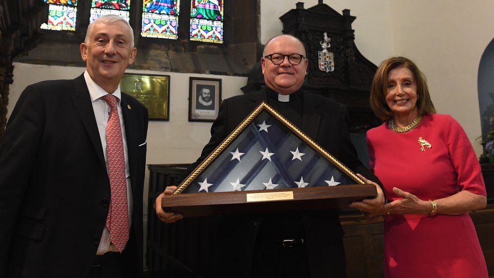 Speaker Nancy Pelosi presented Sir Lindsay Hoyle with a new US flag, at a ceremony at the town's St Laurence's Church.