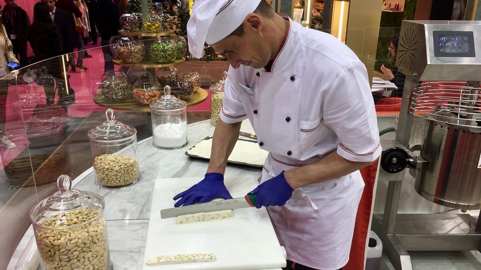 hombre haciendo turrón