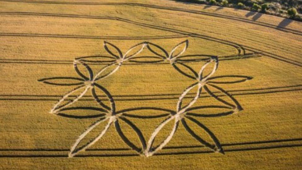 This crop circle was discovered in Potterne Hill, Near Devizes, Wiltshire, UK