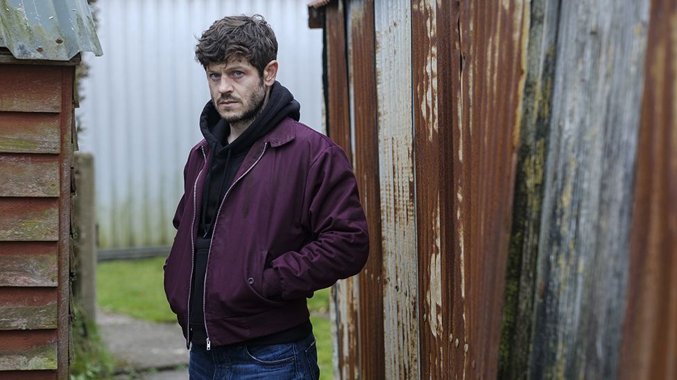 Iwan Rheon: actio yn y Gymraeg unwaith eto - BBC Cymru Fyw