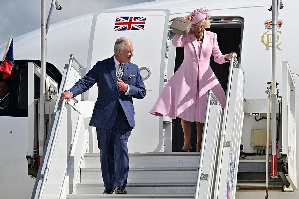 Король Чарльз и королева Камилла высаживаются из своего самолета по прибытии в аэропорт Орли во Франции