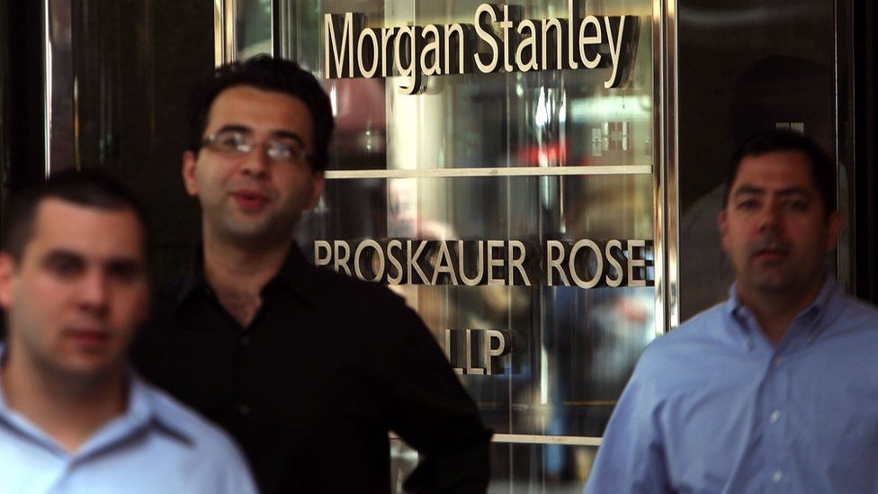 Люди у американского здания Morgan Stanley в Нью-Йорке