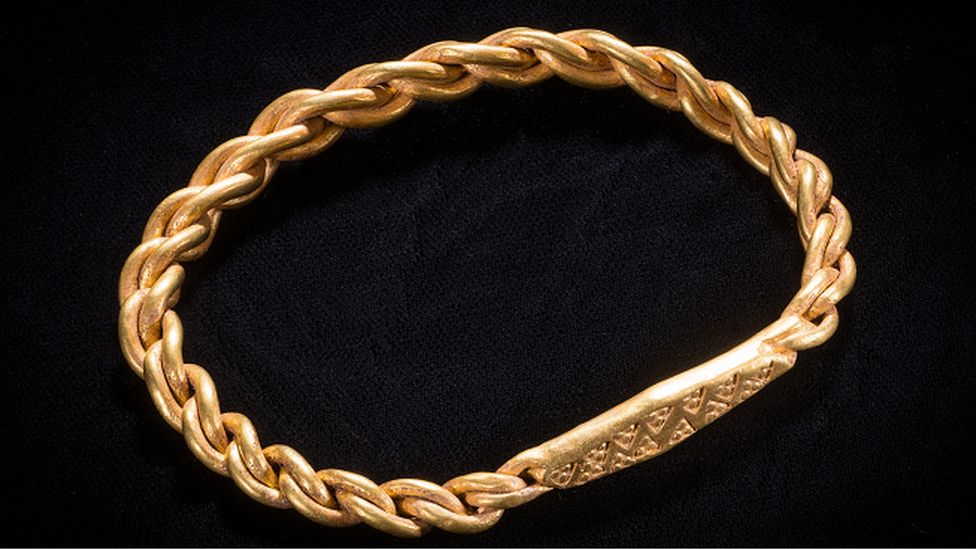Gold arm-ring