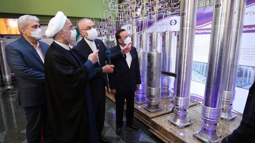 Президент Ирана Хасан Рухани (слева) и глава Организации по атомной энергии Ирана Али Акбар Салехи (второй справа) посещают выставку ядерных технологий в Тегеране, Иран (10 апреля 2021 года)