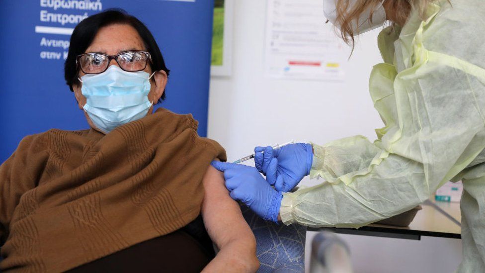 Панайота Лоизу, 88-летняя, получает свою первую дозу вакцины Pfizer-BioNTech COVID-19 в доме престарелых в столице Кипра Никосии 27 декабря 2020 г.