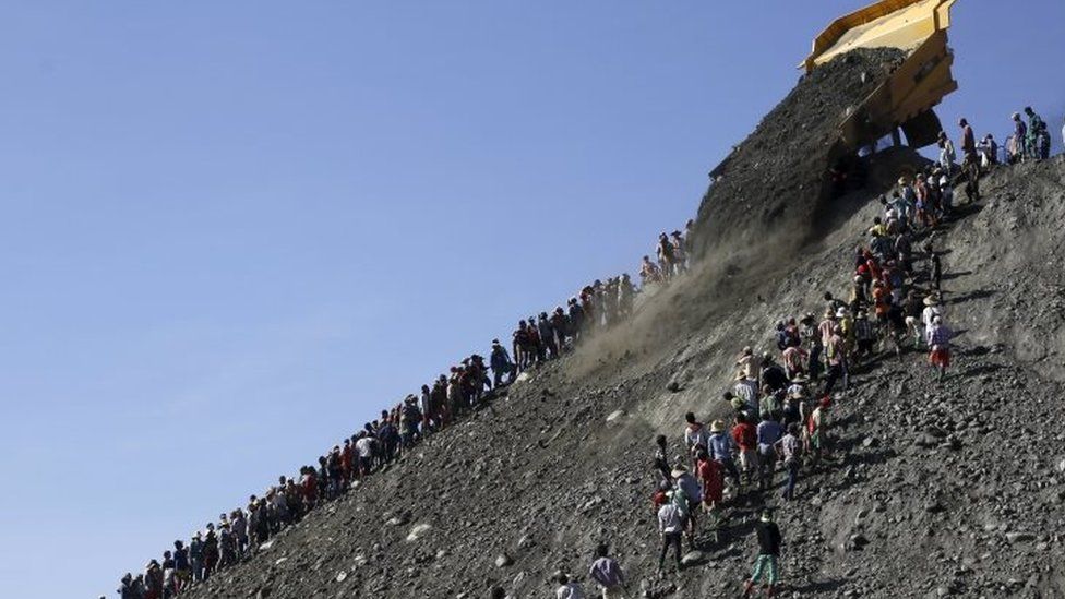 People search for jade stones at a mine dump at a Hpakant jade mine in Kachin state, Myanmar. Photo: 25 December 2015