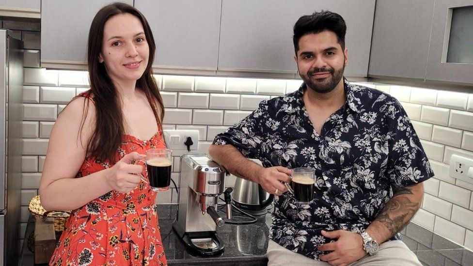 Anna Horodetska y Anubhav Bhasin con su máquina de café