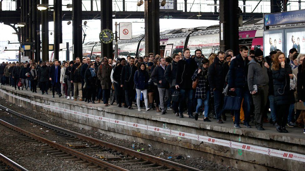 Passengers on the platform of a Parisian train station