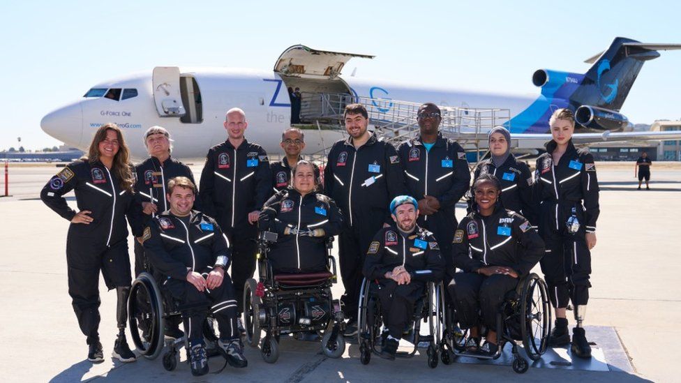 Parabolik uçuşlarının önünde uçağın önünde duran Mission Astro Access ekibi