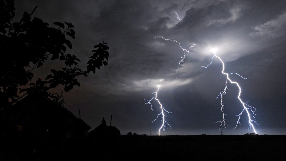 Pictures of lightning storm from around Scotland - BBC News