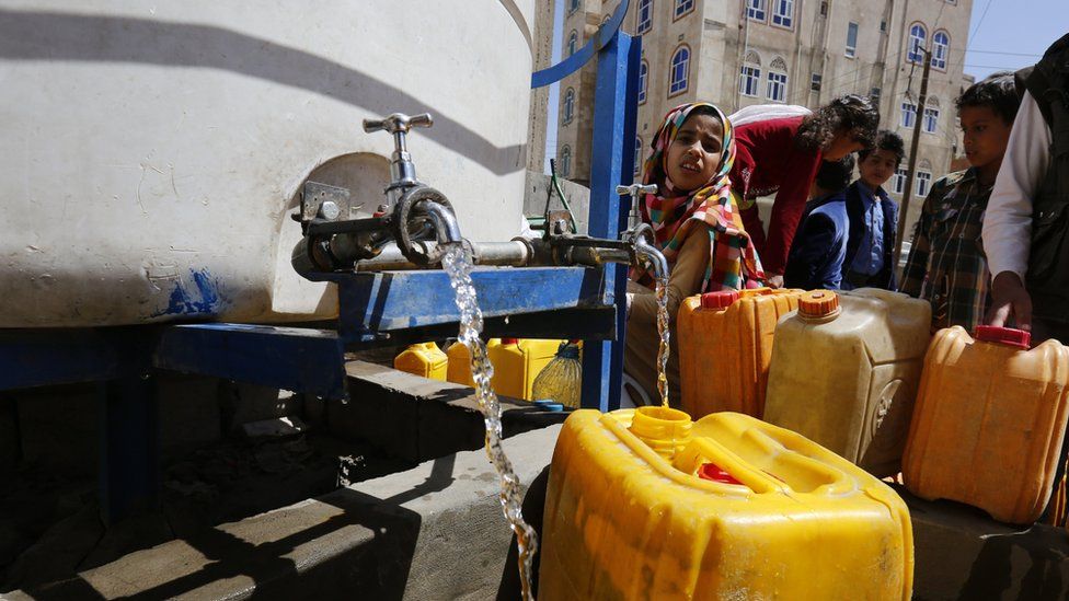 Yemenis fill jerry cans with safe drinking water from a donated water pipe in Sanaa, Yemen (20 May 2017)