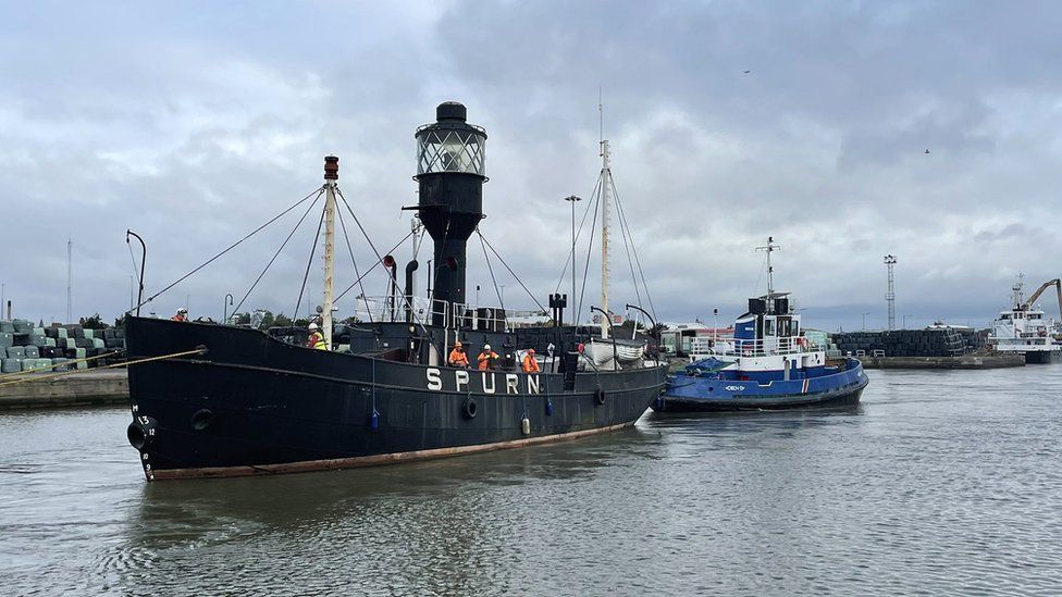 Spurn lightship Hull's historic vessel towed to new berth BBC News