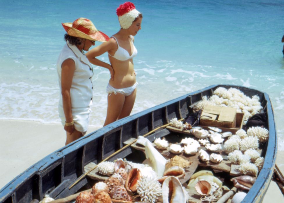 Женщины на пляже на Маврикии в 1972 году на лодке, торгующей ракушками