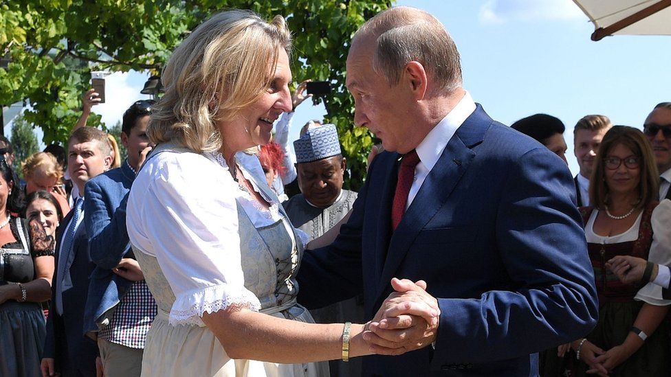 Бывший министр иностранных дел Австрии Карин Кнайсль танцует с президентом России Владимиром Путиным на своей свадьбе в 2018 году.
