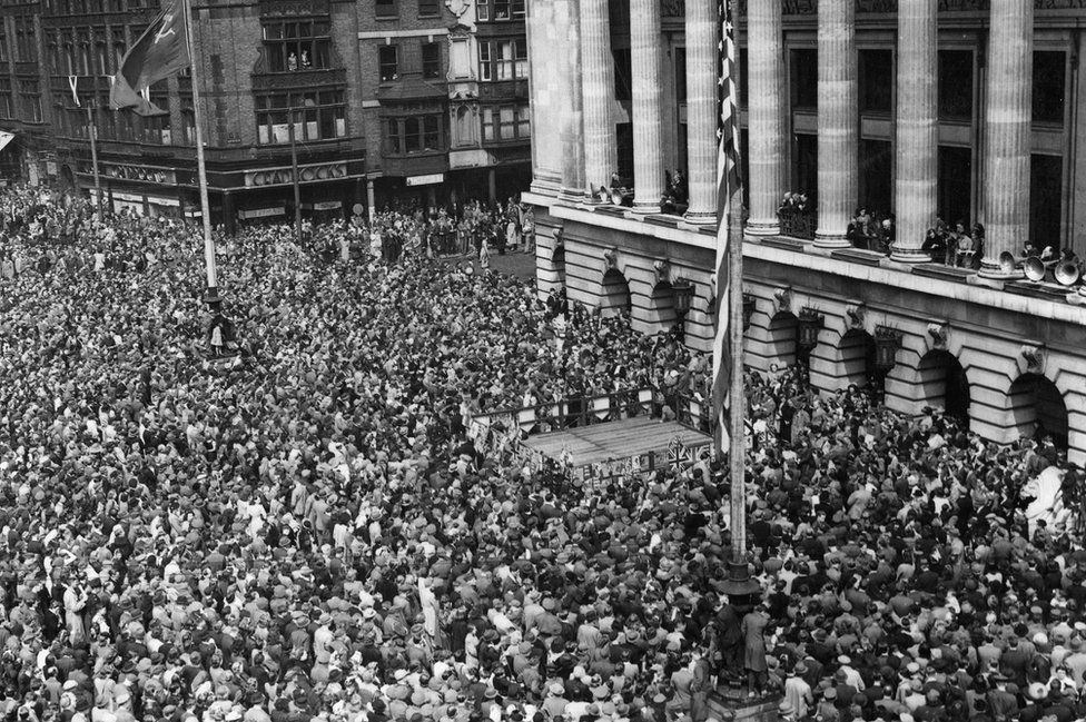 VE Day: Woman amazed by bright lights after years of wartime blackouts ...