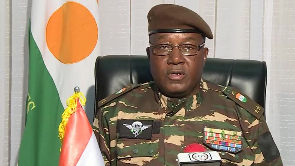 Генерал Абдурахман Тиани (также известный как Абдурахман Чиани и Омар Чиани) выступает с телеобращением к народу Нигера, объясняя причины переворота, 28 июля 2023 г. Президент Мохамед Базум находится в плену у собственных охранников