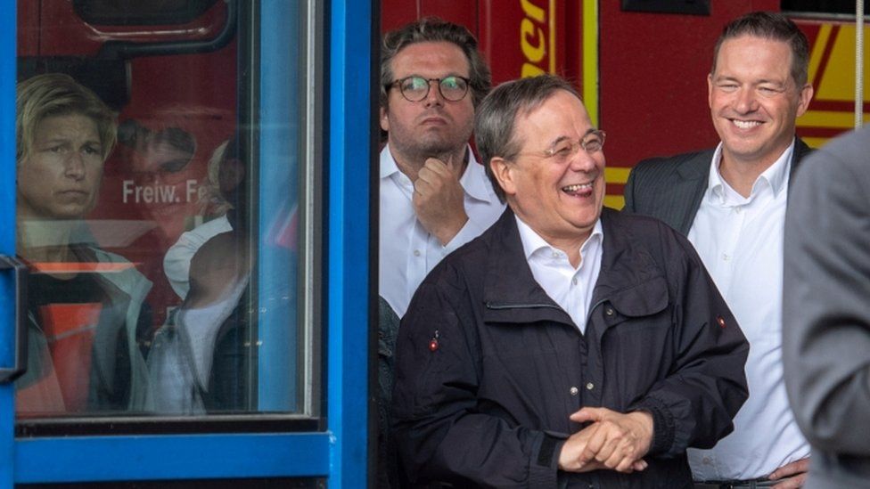 Лидер ХДС и премьер-министр земли Северный Рейн-Вестфалия Армин Лашет смеется во время визита в Эрфтштадт 17 июля