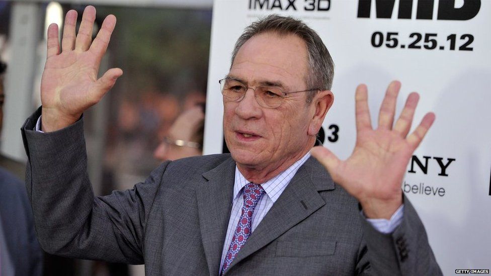 Tommy Lee Jones at the 2012 Men in Black 3 premiere, holding his hands up
