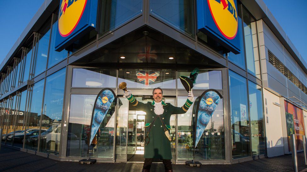 Ooit Biscuit Bederven Lidl opens its 700th store in the UK - BBC News